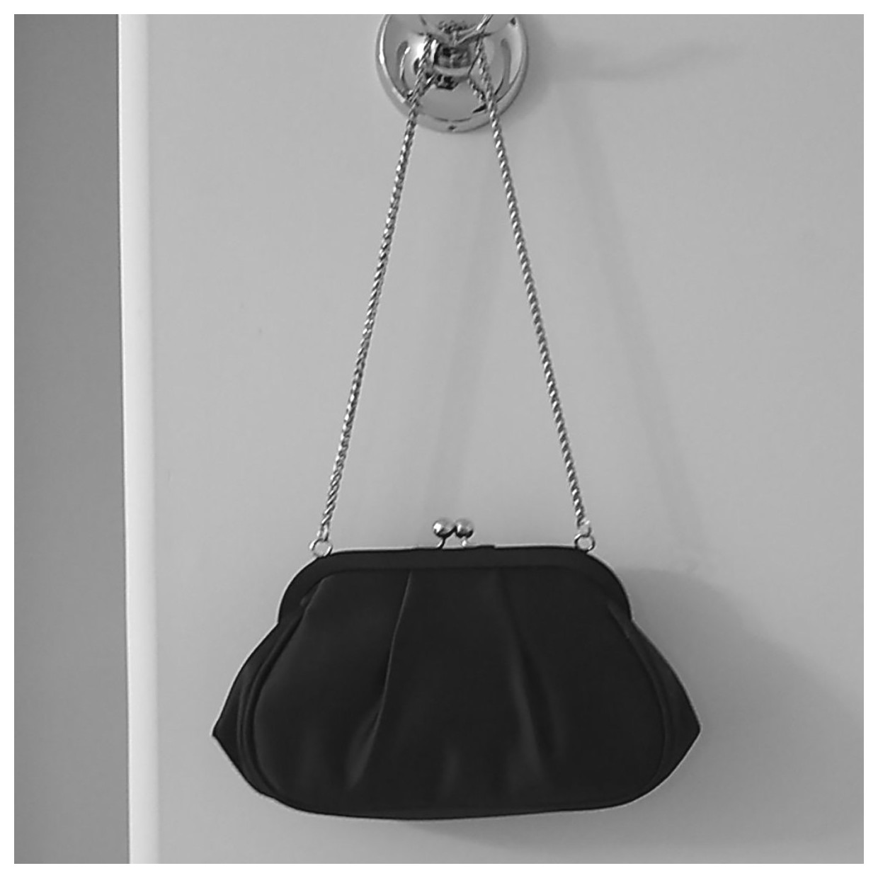 کیف شب مشکی: انتخابی شیک و جذاب برای مهمانی‌ها