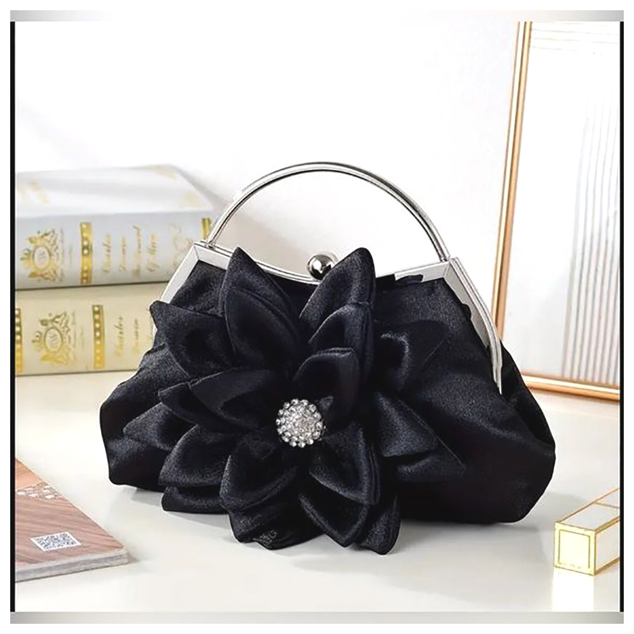 کیف شب مشکی: انتخابی شیک و جذاب برای مهمانی‌ها