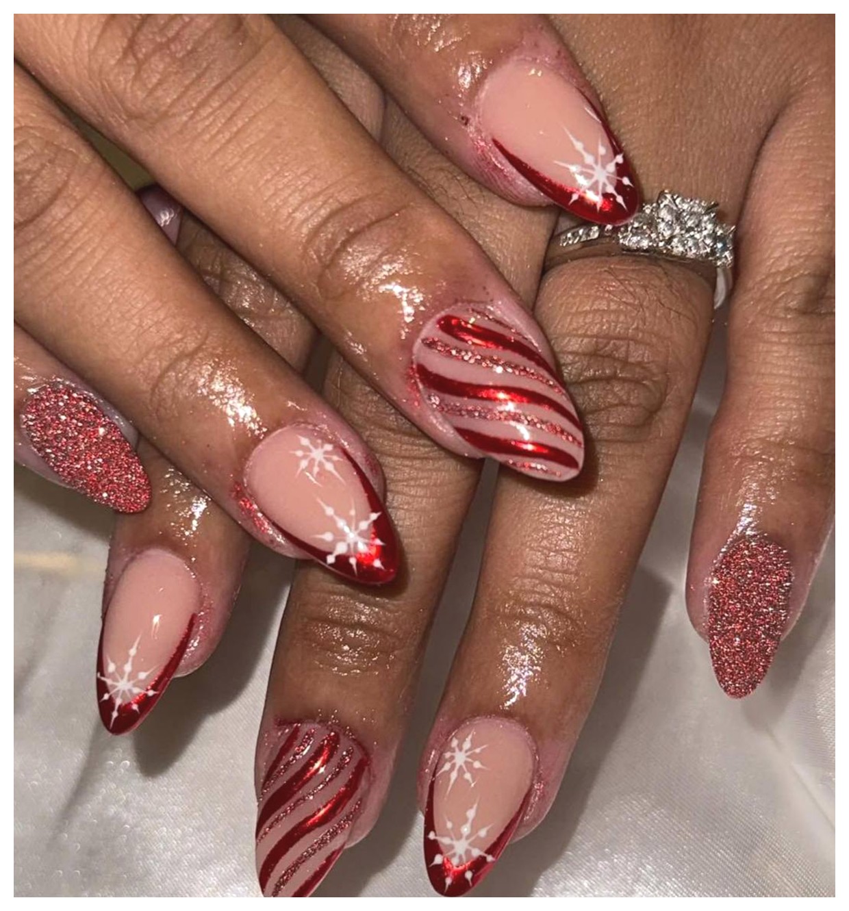 طراحی ناخن کریسمس: ایدههای زیبا و خلاقانه برای جشنهای سال نو