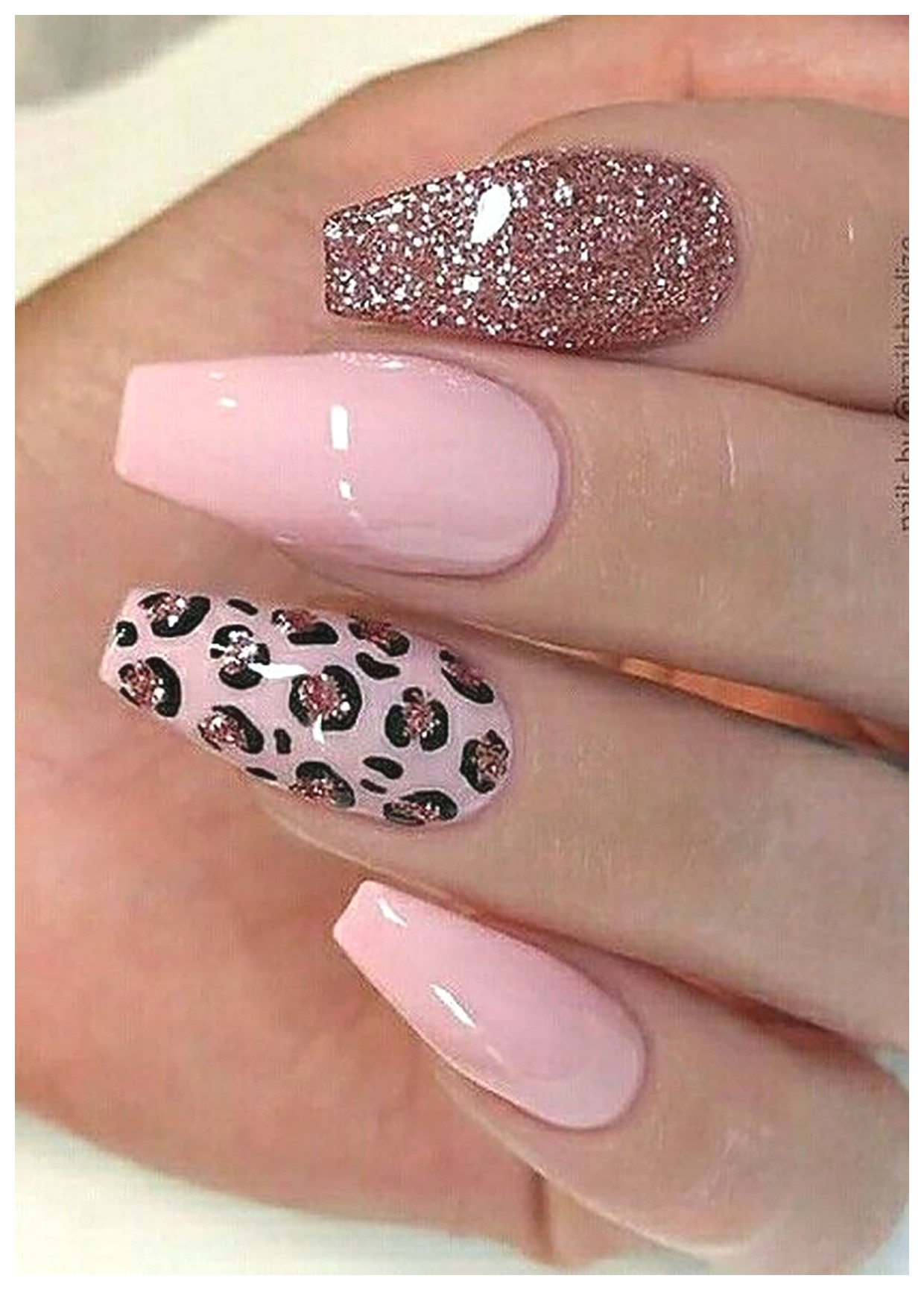 دیزاین ناخن صورتی: ایدههای زیبا برای طراحی ناخنهای شما