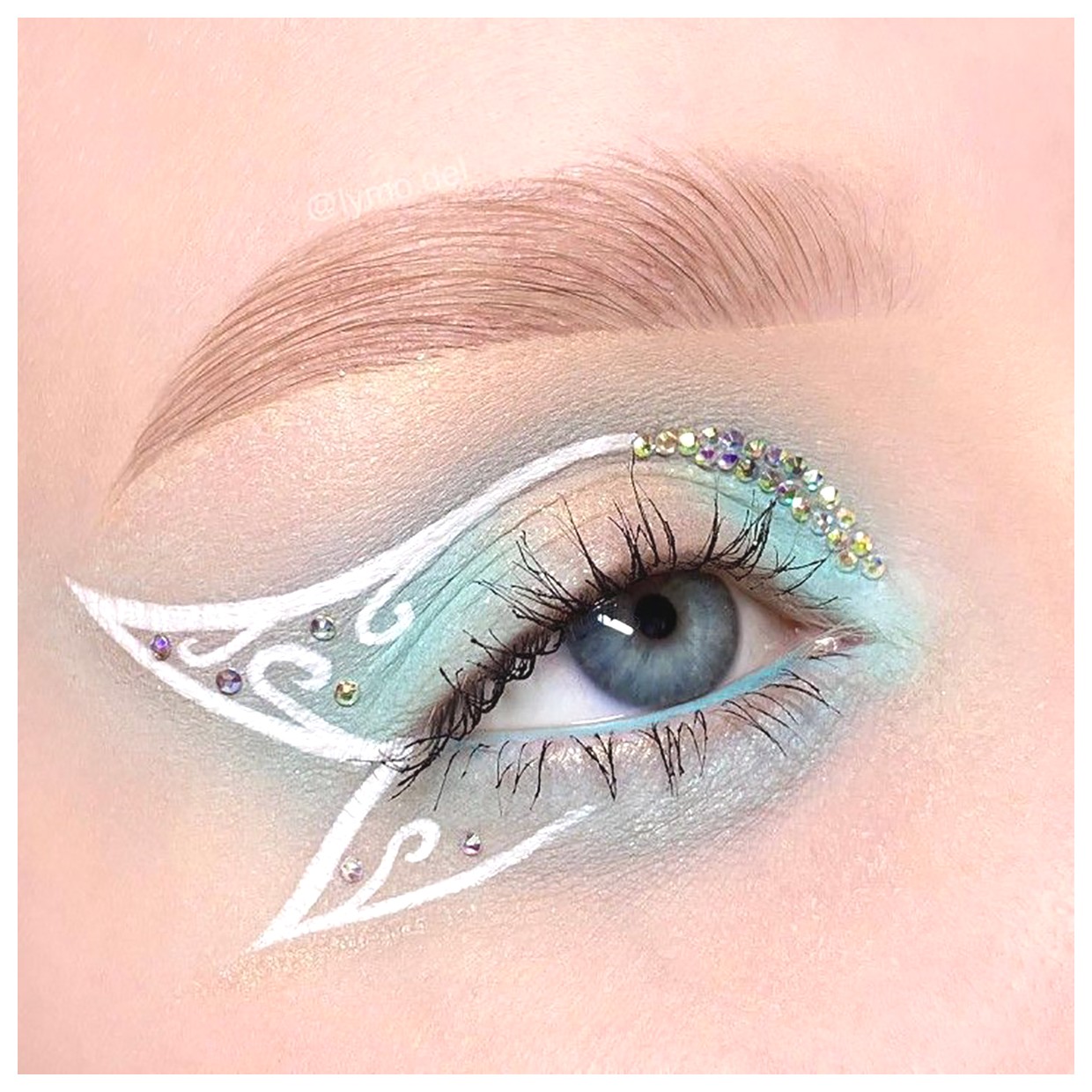 راهنمای کامل استفاده از سایه چشم فانتزی