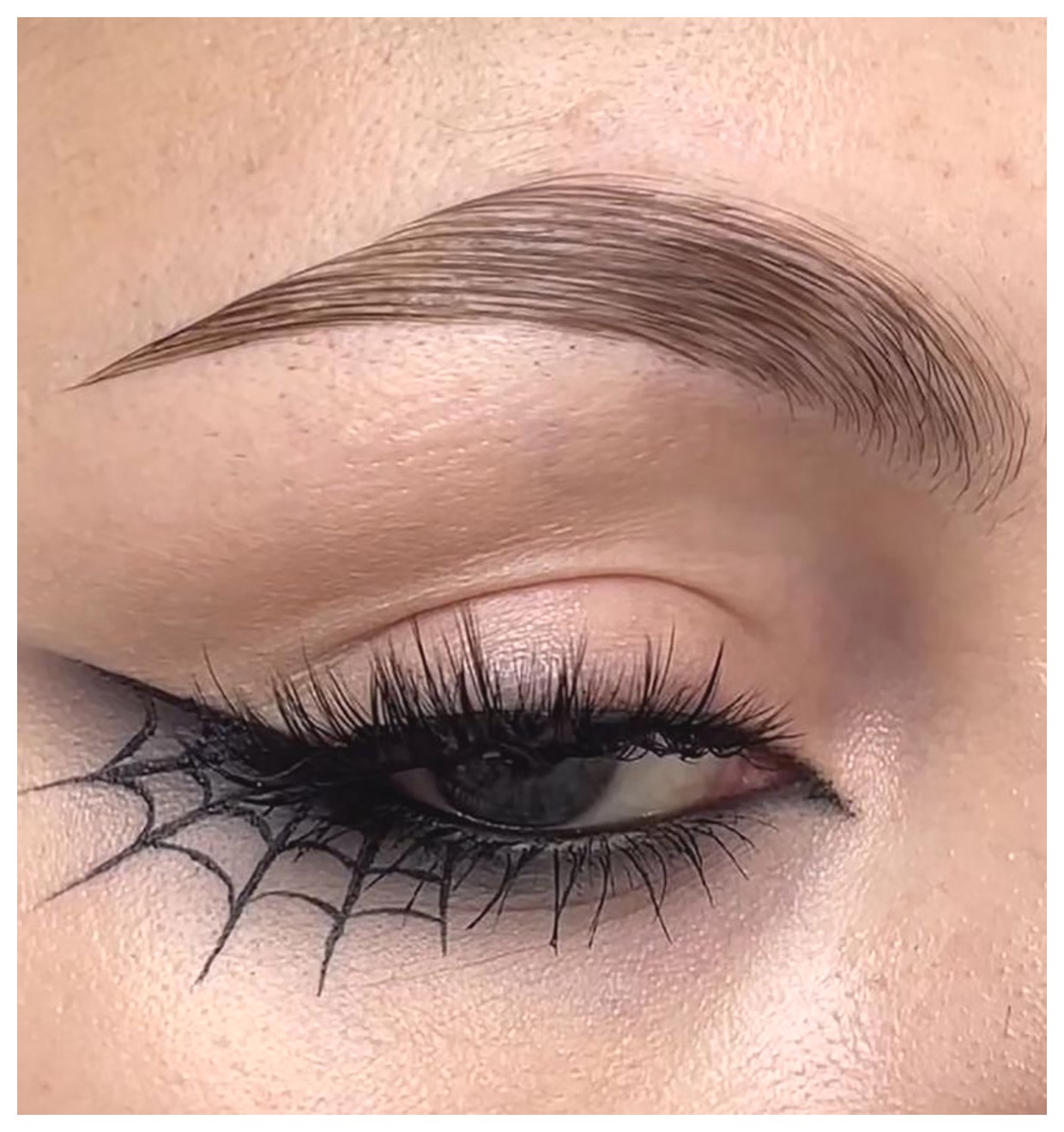 راهنمای کامل استفاده از سایه چشم فانتزی