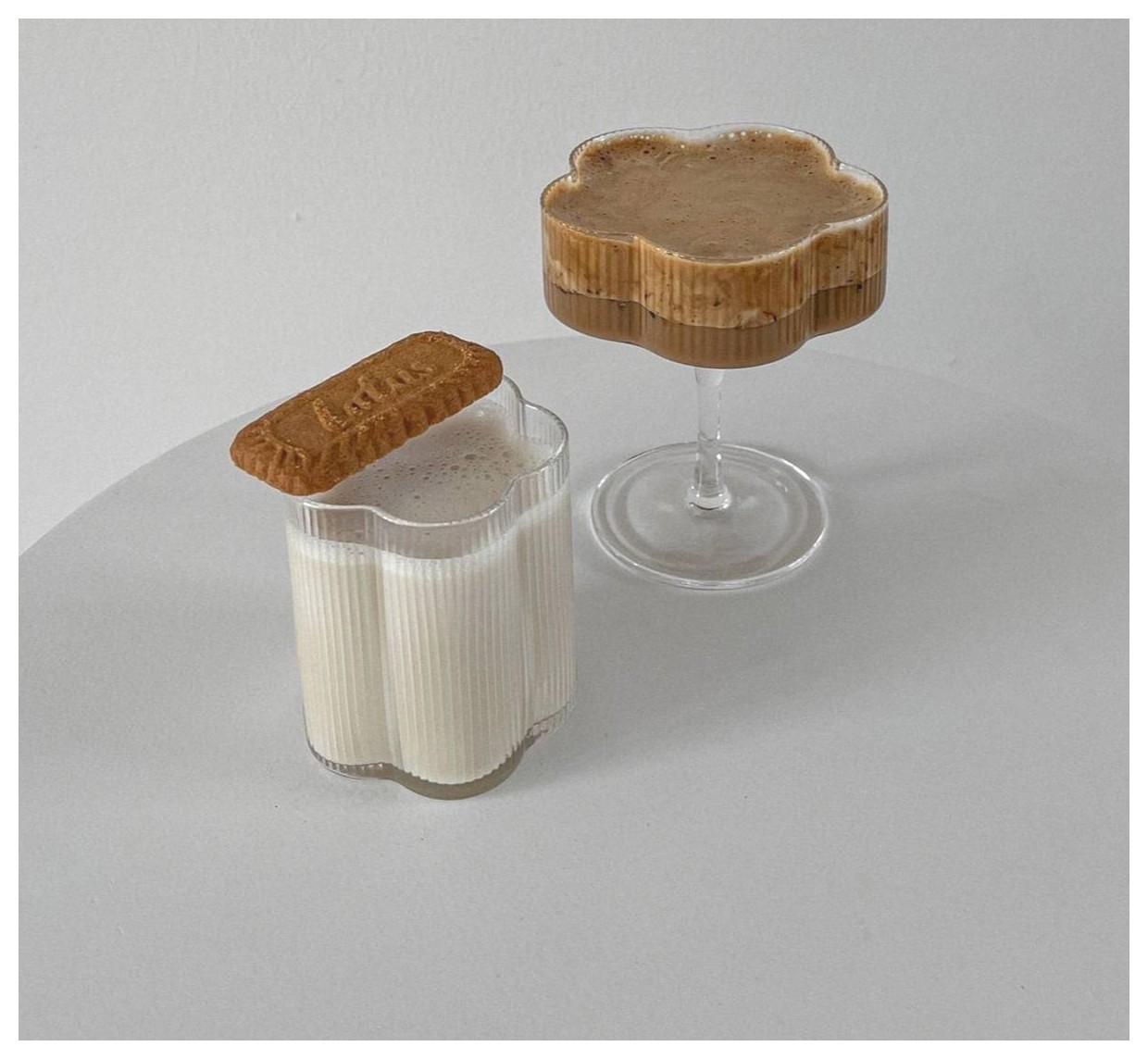 گلاس شربت شیک و زیبا | طراحی‌های منحصر به فرد برای نوشیدنی‌های تابستانی