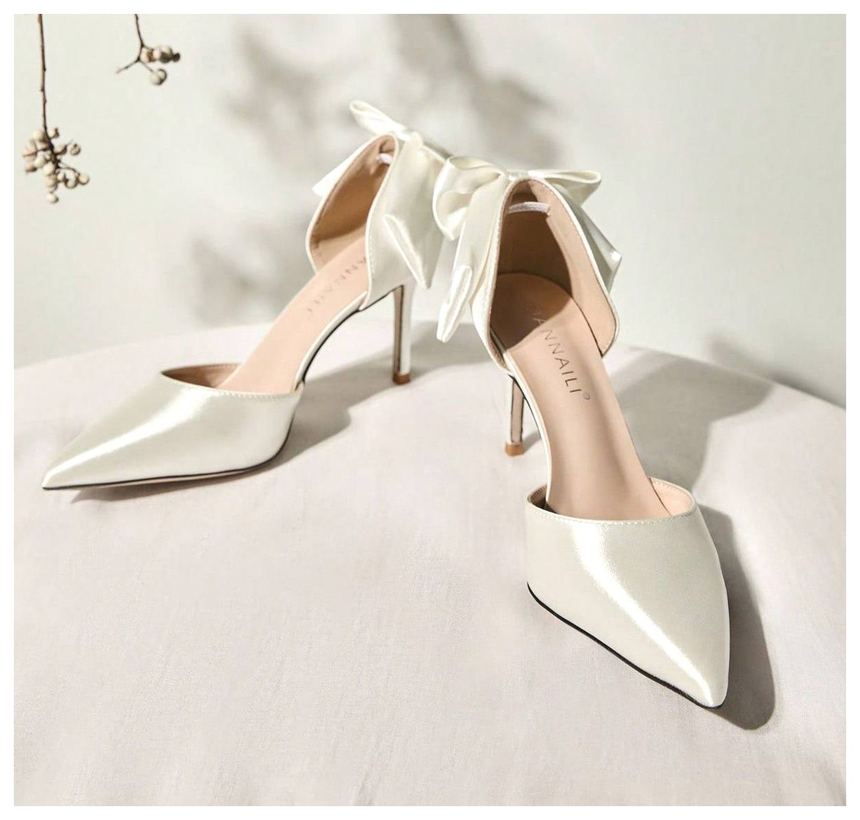 کفشهای سفید با پاپیون: انتخابی شیک و جذاب برای هر استایل