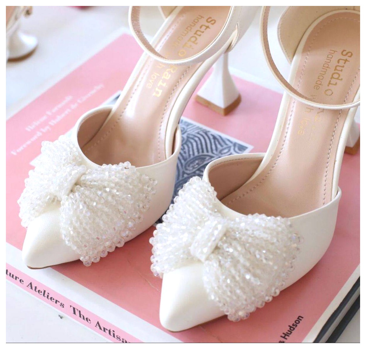 کفشهای سفید با پاپیون: انتخابی شیک و جذاب برای هر استایل