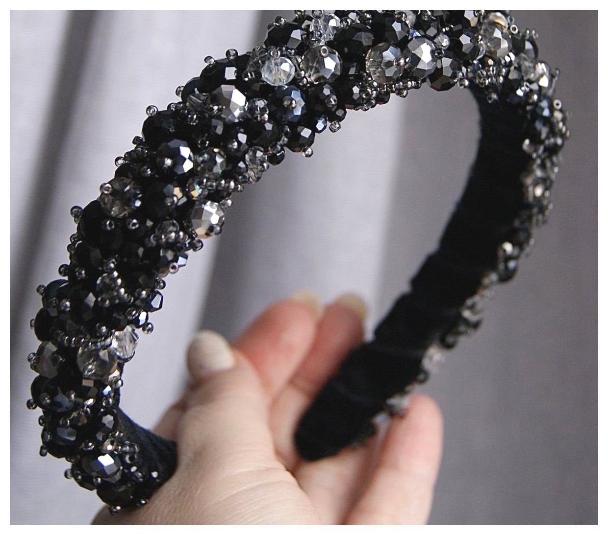 هدبند مروارید سیاه؛ زیبایی و جذابیت در هر لحظه