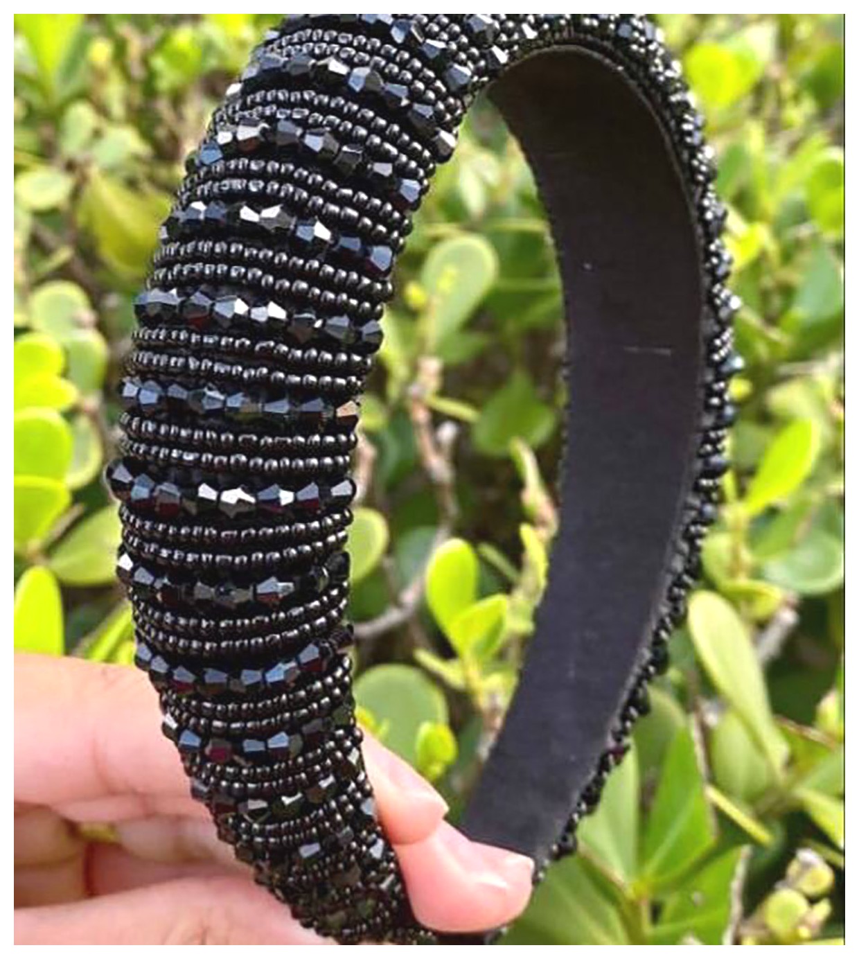 هدبند مروارید سیاه؛ زیبایی و جذابیت در هر لحظه