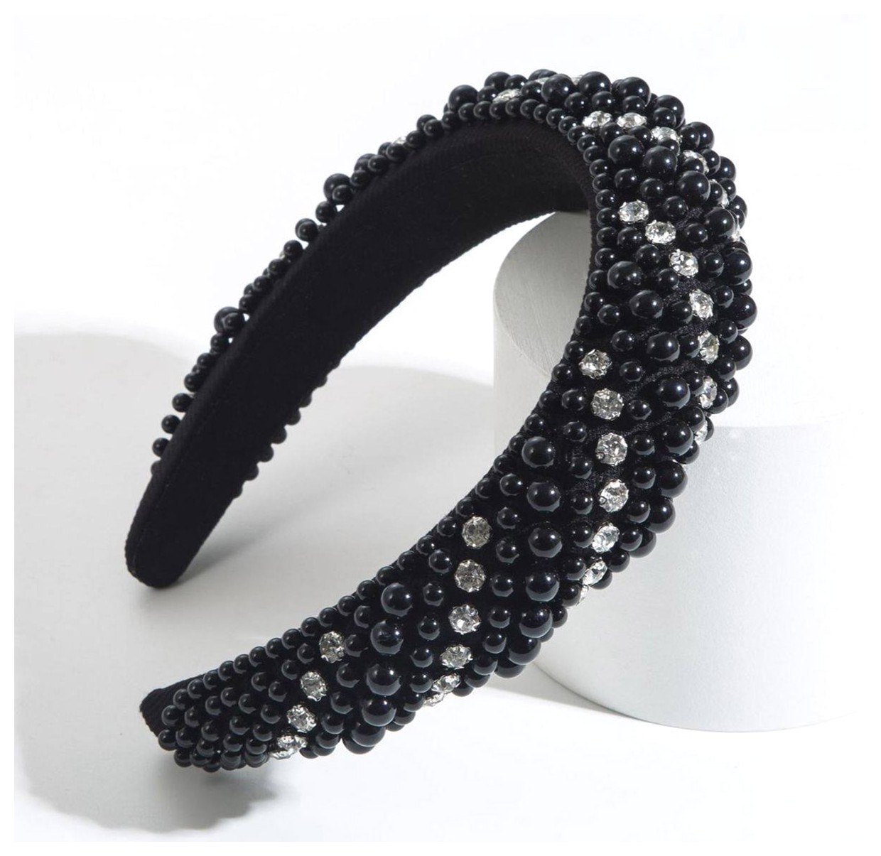 هدبند مروارید سیاه؛ زیبایی و جذابیت در هر لحظه