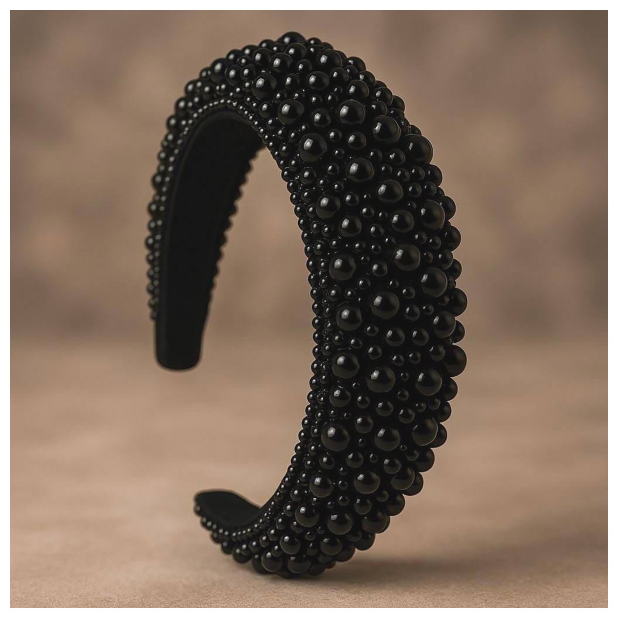 هدبند مروارید سیاه؛ زیبایی و جذابیت در هر لحظه