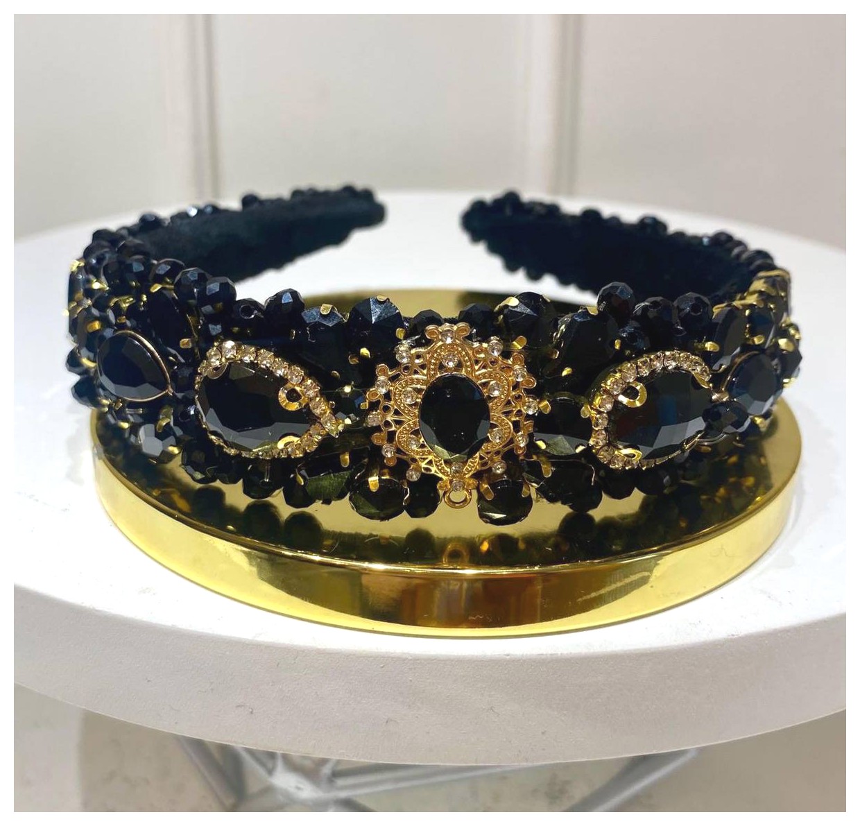 هدبند مروارید سیاه؛ زیبایی و جذابیت در هر لحظه