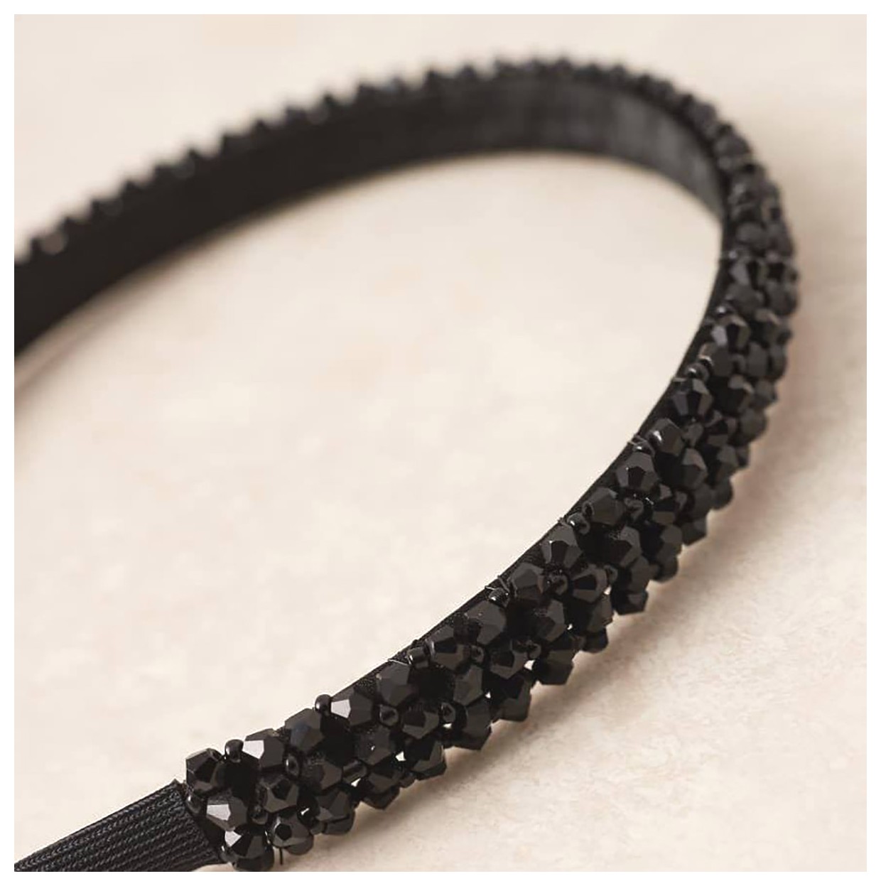 هدبند مروارید سیاه؛ زیبایی و جذابیت در هر لحظه