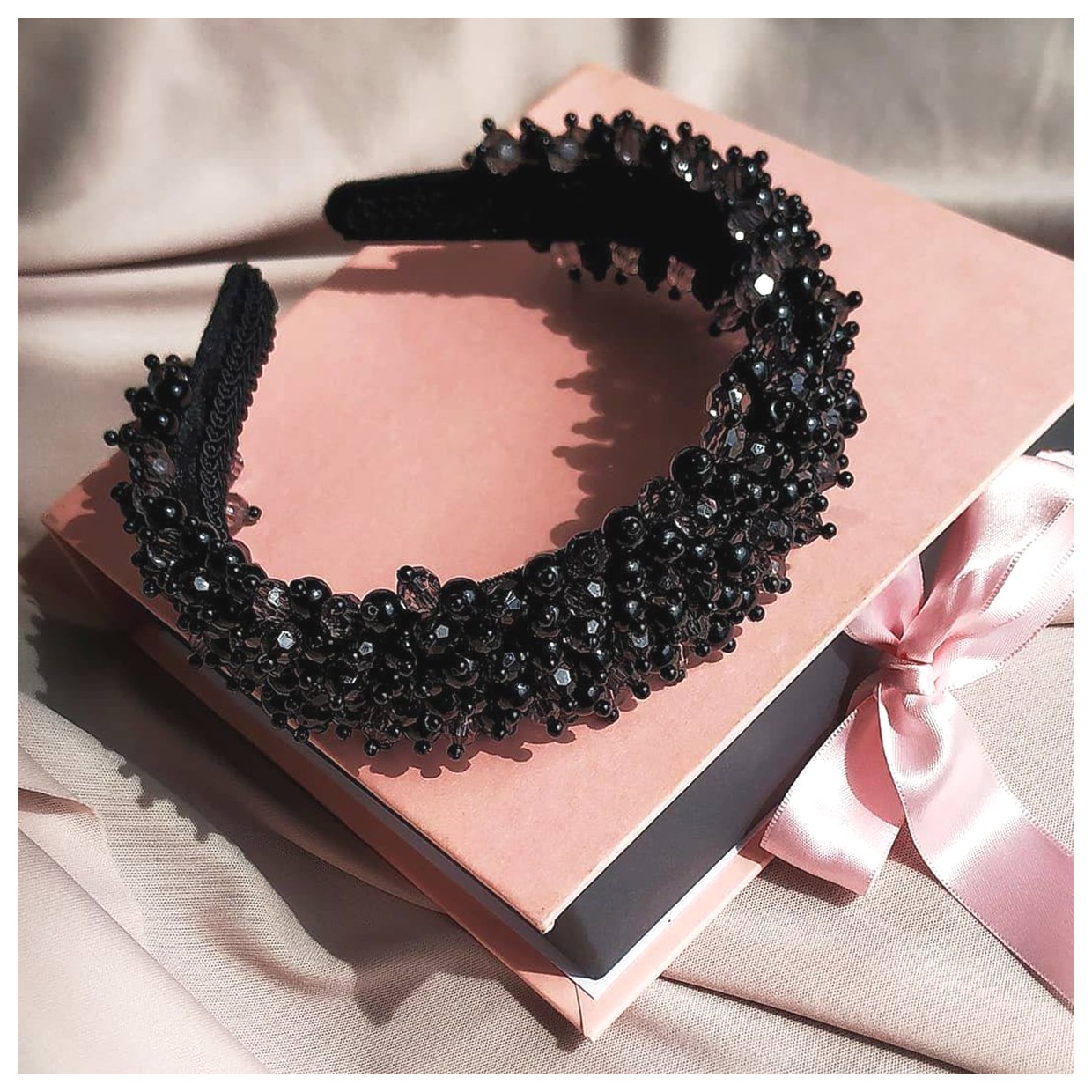 هدبند مروارید سیاه؛ زیبایی و جذابیت در هر لحظه