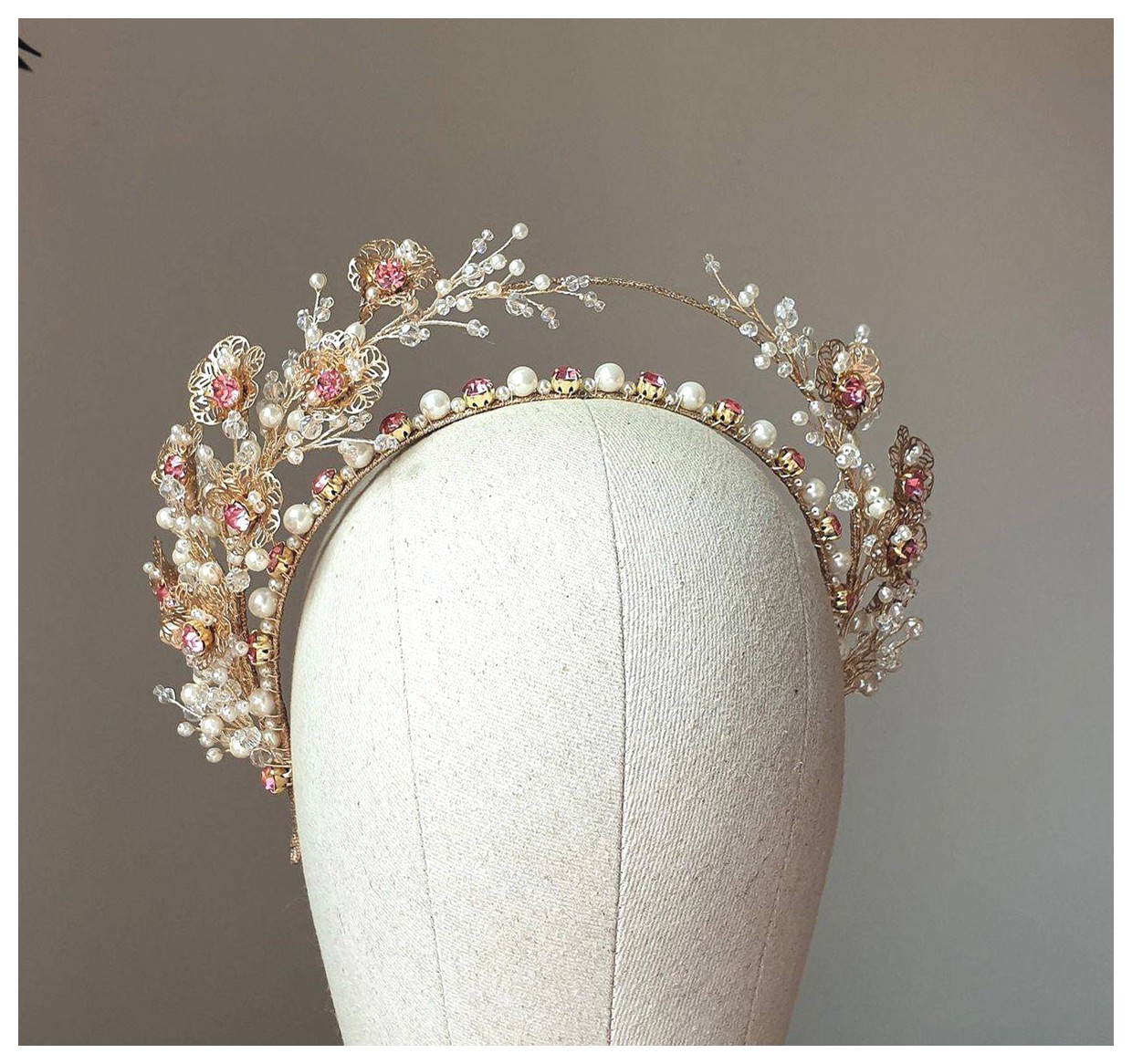 تاج عروسی: نماد زیبایی و شکوه در روز ویژه شما