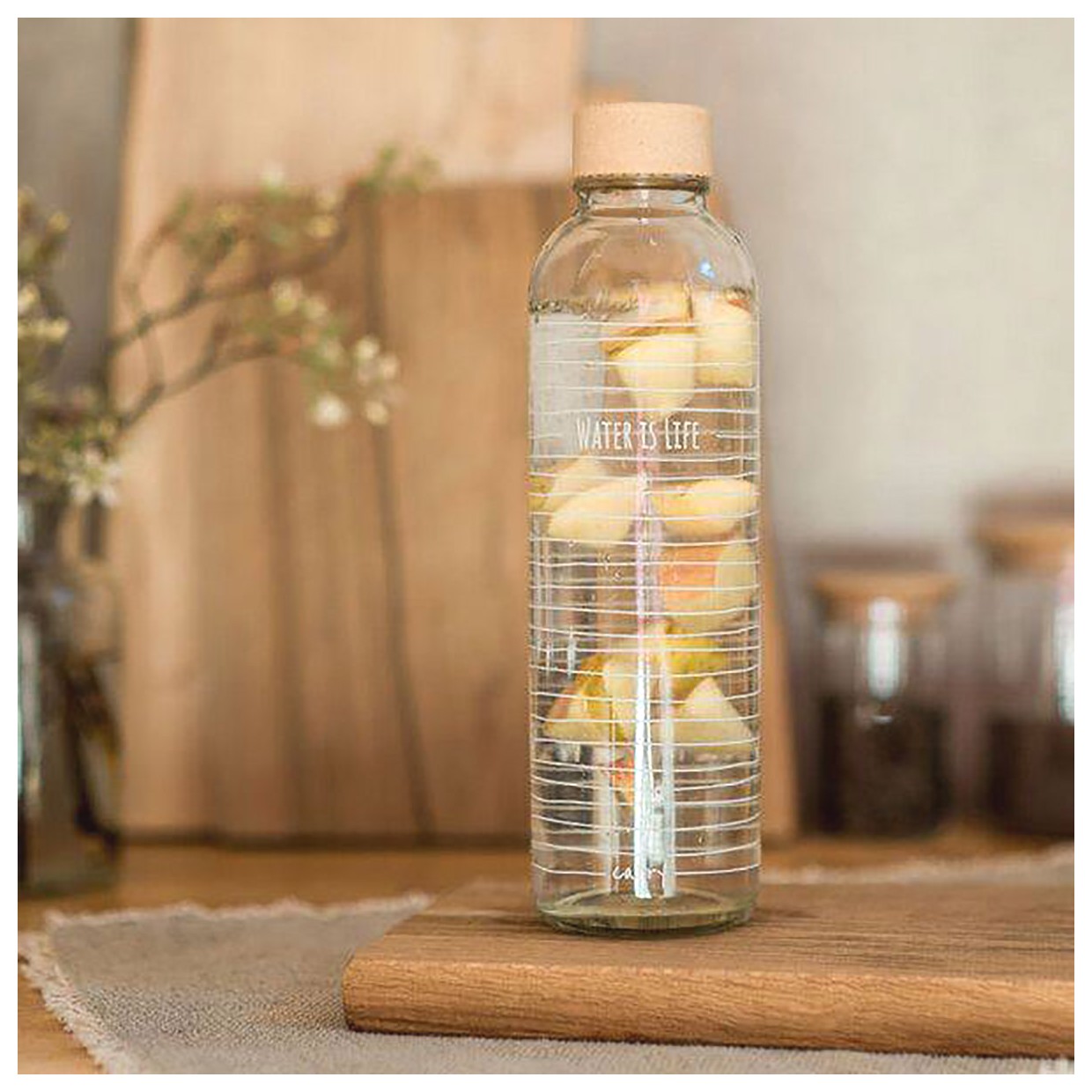 بطری آب شیشهای: انتخابی سالم و زیبا برای نوشیدنیهای شما